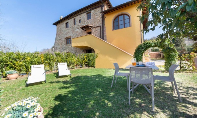 San Pietro in Bossolo Cottage | Il Melograno, Chianti apartment in farmhouse for 4 people with garden