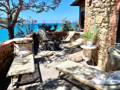 Castiglione della Pescaia Apartment | Il Poggetto primo piano, 4 camere, terrazza vista mozzafiato a soli 200 m dal mare! by Alfareal
