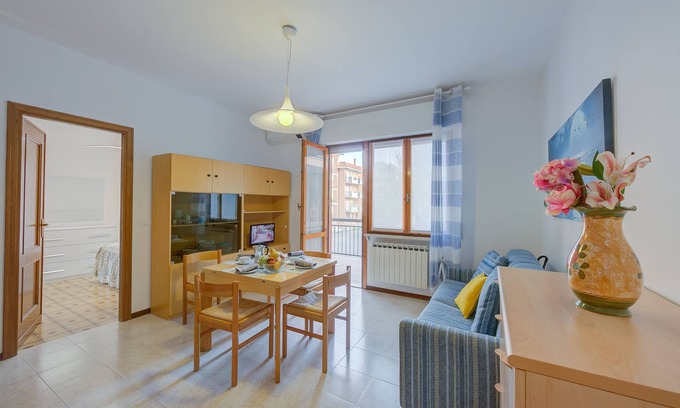 San Bartolomeo al Mare Apartment | Il Tulipano Giallo 100m From The Sea, San Bartolomeo al Mare, Italy