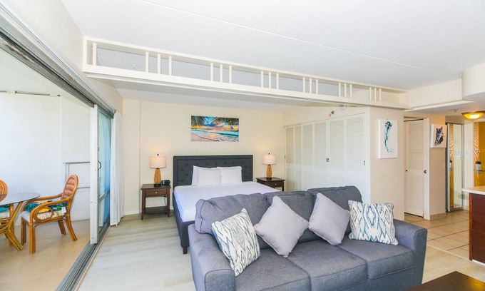 Waikiki Condo | Ilikai 1 Bedroom City Views, minutes to the Beach!