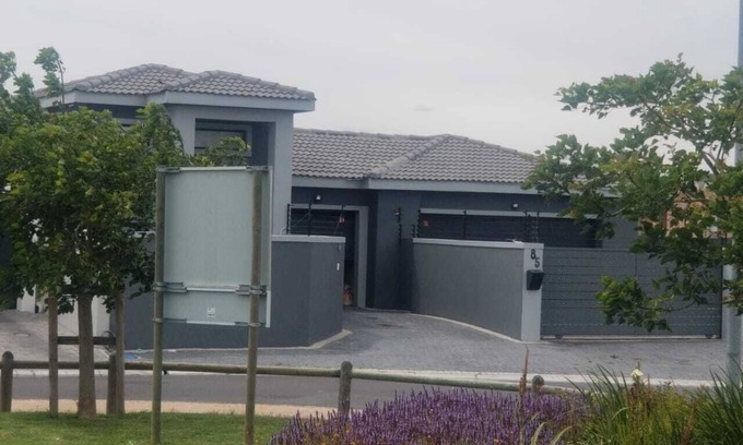 Bloubergstrand House | IMMACULATE 3 BED HOUSE WITH TRANQUILITY. 5 MINUTES TO THE BEACH.