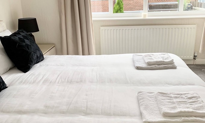 Droylsden House | Immaculate 3-Bed Travel nest unavailable