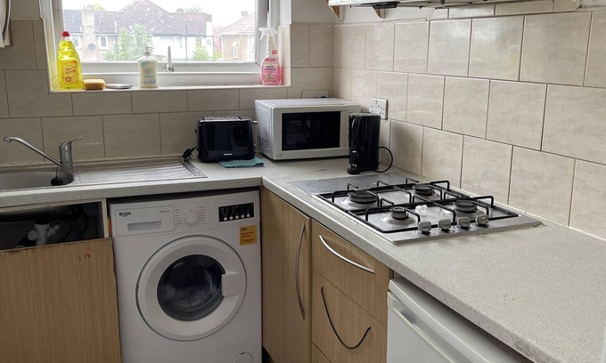 Heathrow Villages House | Immaculate 4-Bed House near Heathrow airport