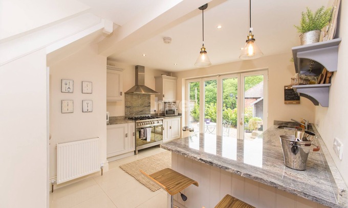 Gosforth House | Immaculate Newcastle home, close to city centre 5 mins by cab, good location.