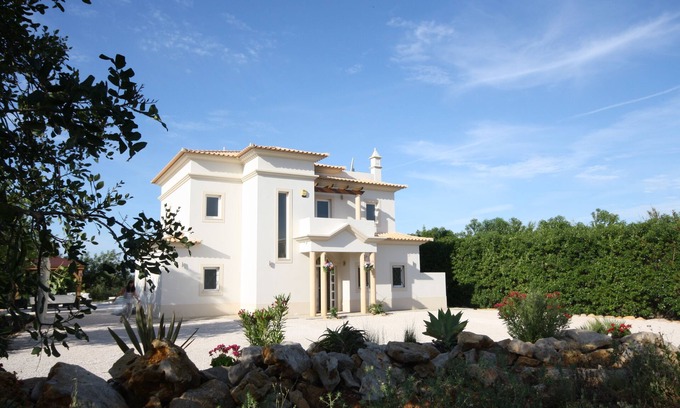 Olhao Villa | Immaculate & luxurious modern Villa, Infinity Pool & Spa (sleeps 10) free Wi-fi