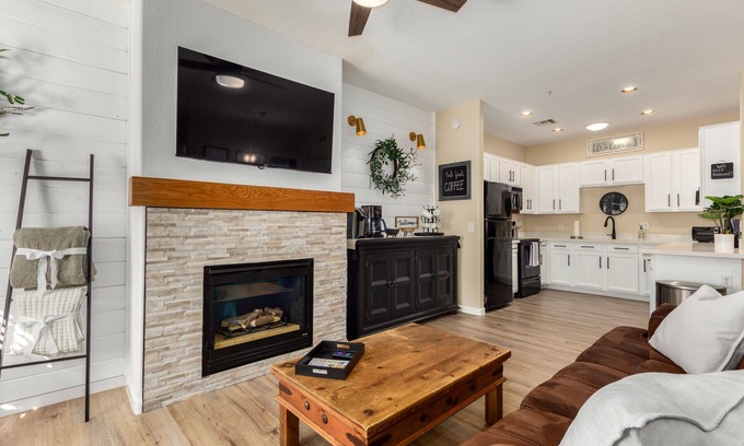 Phoenix House | Immaculate Townhouse, Furnished Newly Renovated. Listed on Furnished Finder also