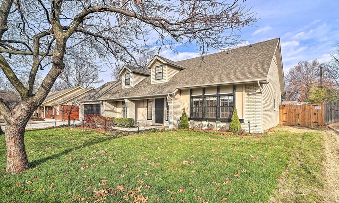 South Tulsa House | Immaculate 'Woodland View' Retreat w/Hot Tub