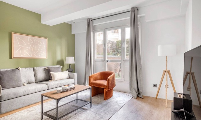 El Viso Apartment | Immpecable Chamartín 1BR w/terrace, by Blueground