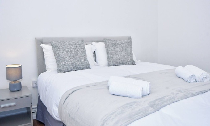 Stoke-on-Trent House | Impeccable 3-Bed House in Stoke-on-Trent