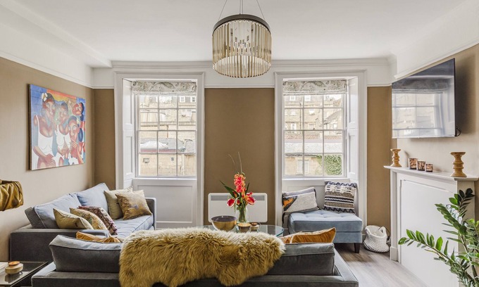 Upper Town Apartment | Impeccable 4-Bed Apartment in Bath