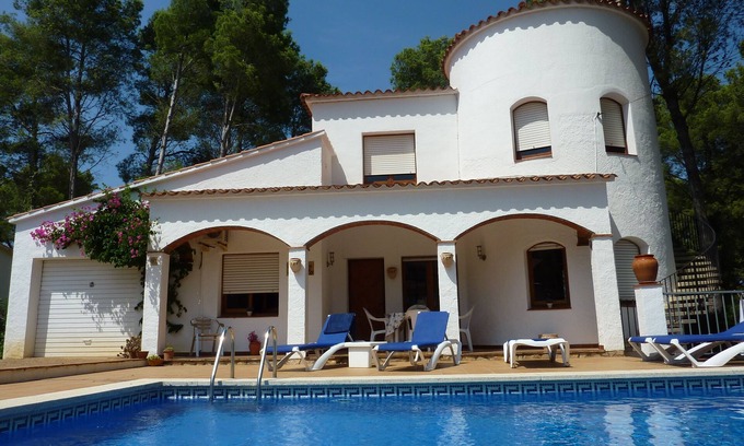 Pals Villa | Imposing 4 bedroom villa with pool, 10 mins walk from sea