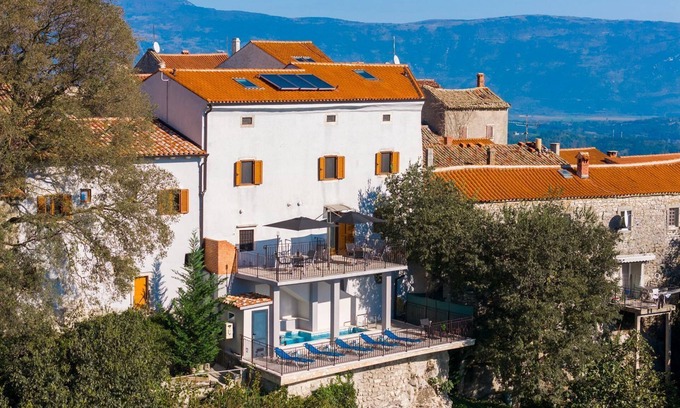 Pican Apartment | Impressive apartment with panoramic views, pool, private parking, barbecue