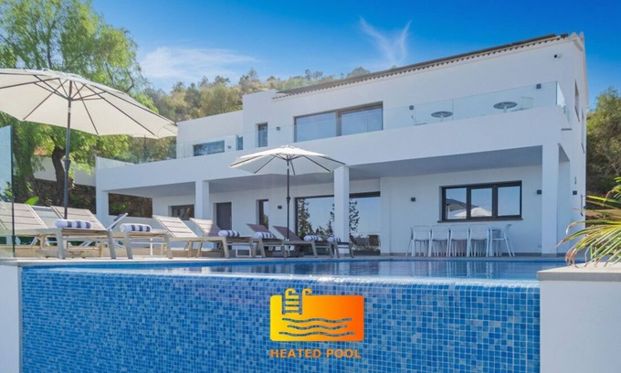 Churriana Villa | Imressive villa w/heated infinity pool w/sea views hosts 10: Happyplace Málaga