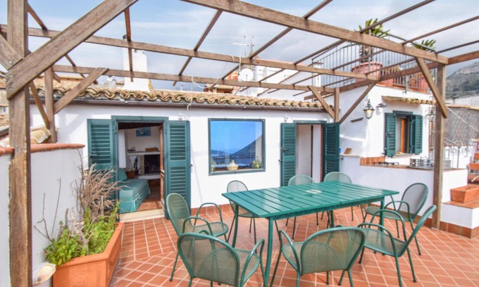 Itri Apartment | In a fantastic location in the romantic village of Itri welcomes you this spacious apartment with a