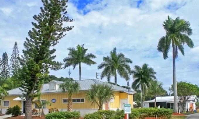 Iona Resort | In a resort very close to the beach with heated pool hot tub