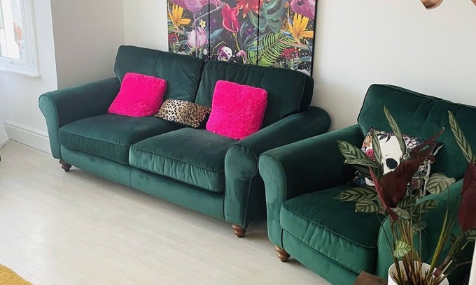 Leigh-on-Sea Apartment | In heart of Leigh on sea, full of trendy bars, restaurants & boutiques.