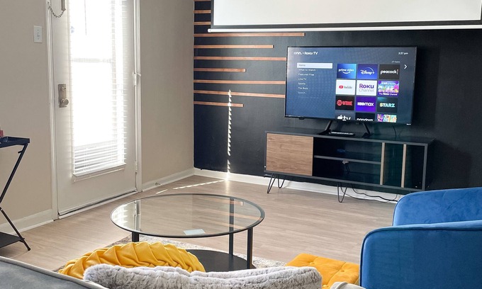 Castleton Apartment | In-home Projector| BohoLux Suite
