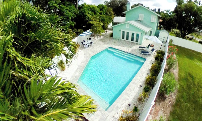 Whitfield House | In law Suite | Walking Distance to Bay | 2 King Beds