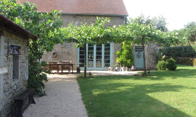 Saint-Gervais-sur-Couches House | In the heart of Burgundy, barn for 8 people, swimming pool, pétanque court, *