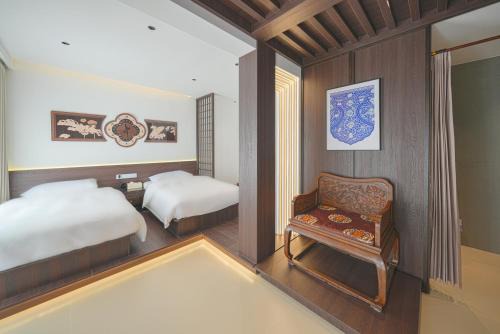 Xinzhou Bed & Breakfast | In the Clouds - Courtyard Twin Room