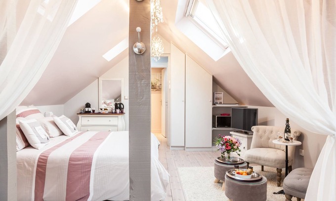Honfleur Apartment | "In the early Happiness" boudoir room in the heart of the historic center of Honfleur