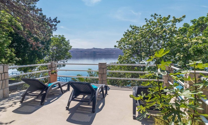 Karlobag House | In the first row to the sea and beach welcomes you this charming vacation home with maritime flair.