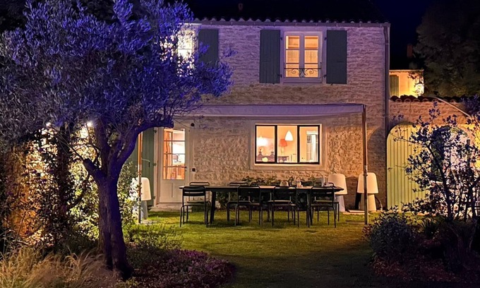 Ars-en-Re Villa | In the heart of Ars-en-Ré, a haven of peace awaits you at Casa Familia