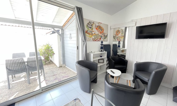 La Flotte House | In the heart of La Flotte - House 4 persons- private Patio - Private parking