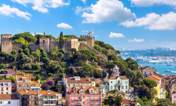 Santo Antonio House | In the Heart of Lisbon! Full Kitchen, Rooftop Sundeck and Pets are Welcome!