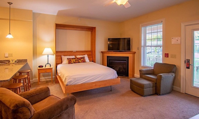 North Conway Apartment | In the HEART of NH FOLIAGE in the heart of FOLIAGE SEASON.