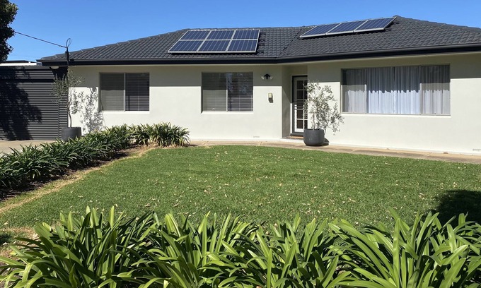 Tanunda House | In the Heart of The Barossa Valley. Spacious, immaculately presented, 5 bedrooms