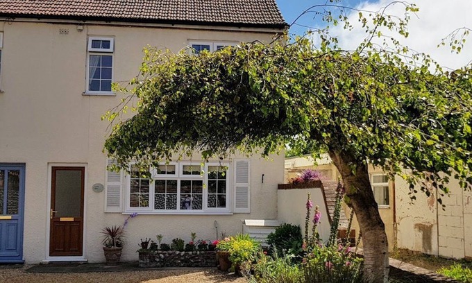 West Runton Cottage | In the heart of the popular seaside village of West Runton, close to all the shops, cafes and beach.