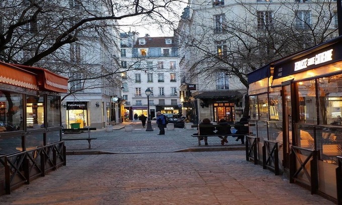 Saint-Gervais Apartment | IN THE MARAIS JEWISH CORNER WITH A COBBLE STONNED COURTYARD-A HOME IN PARIS