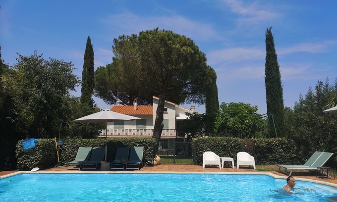 Ceret House | In the shade of the pines. House with pool, second floor, mountain view and garden