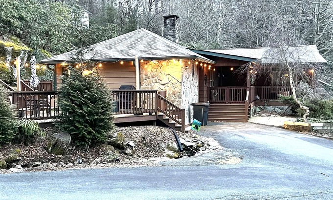 Blowing Rock Cottage | In-Town Cottage, 3 bed and 2 bath, easy walk to Main Street.