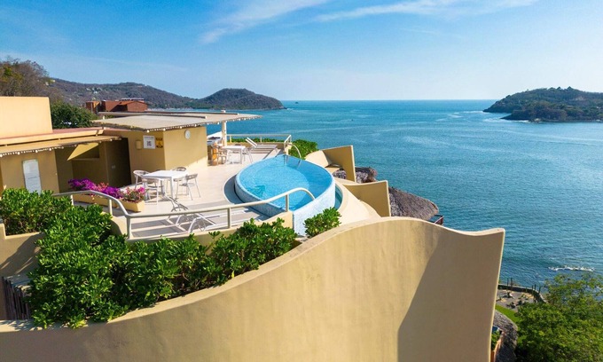 Ixtapa - Zihuatanejo Condo | Incredible Beachfront Villa with Pool 202