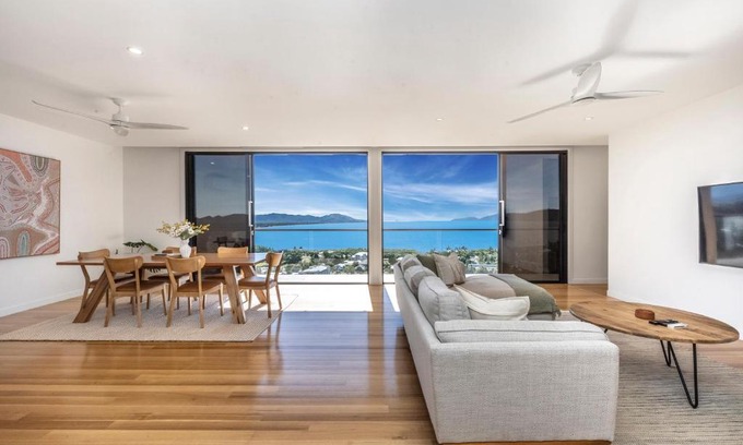 Castle Hill Apartment | Incredible Views, Open Spaces, Holiday Villa Townsville