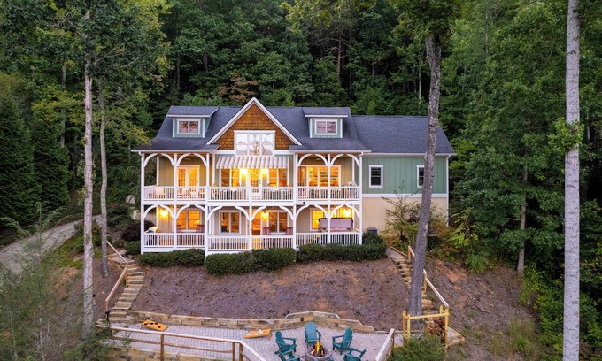 Swannanoa House | Incredible Views Retreat Near Asheville & Black Mtn | 2 Decks, Hot Tub, Firepit