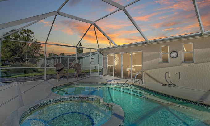 Venice Gardens Condo | Incredible Whole Condo with Heated Pool and Jacuzzi Next to Venice Island/Beach