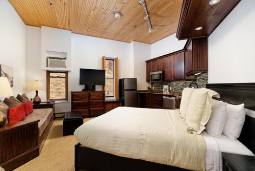 Downtown Hotel | Independence Square 210, Beautiful Studio with Kitchenette, Great Location in Downtown Aspen