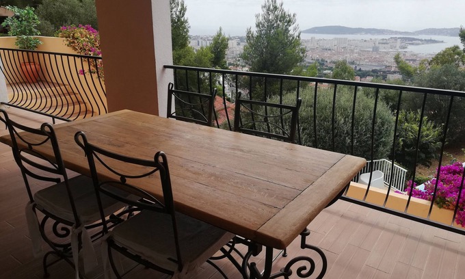 Toulon Apartment | Independent accommodation in a villa, breathtaking sea view, beautiful terrace, swimming pool