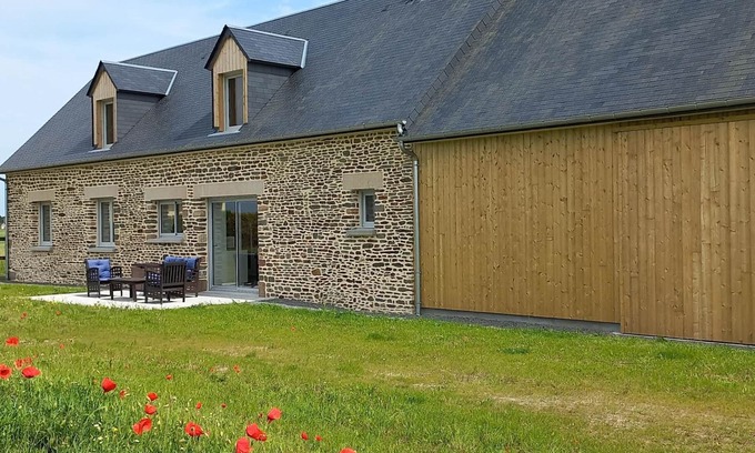 Pontorson Cottage | Independent house with 3 bedrooms near Mont St-Michel, private garden, direct access to GR223