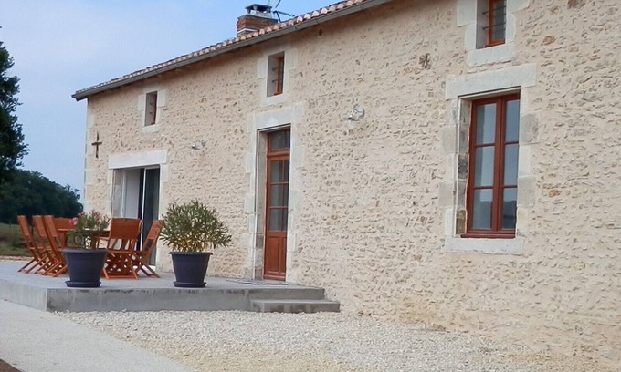 Persac Cottage | Independent, spacious cottage for a peaceful stay-Montmorillon-Futuroscope-Swimming pool