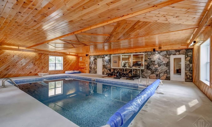 Armour Cottage | Indoor Saltwater Heated Pool w/Tennis & Multi-Sport Court, Burk's Falls