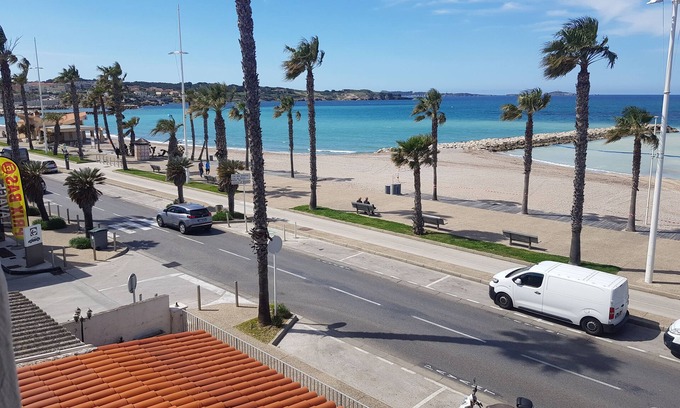 Six-Fours-les-Plages Hotel | Indulge in Home Like Comfort! Near Bonnegrace Beach! Pets Are Allowed!