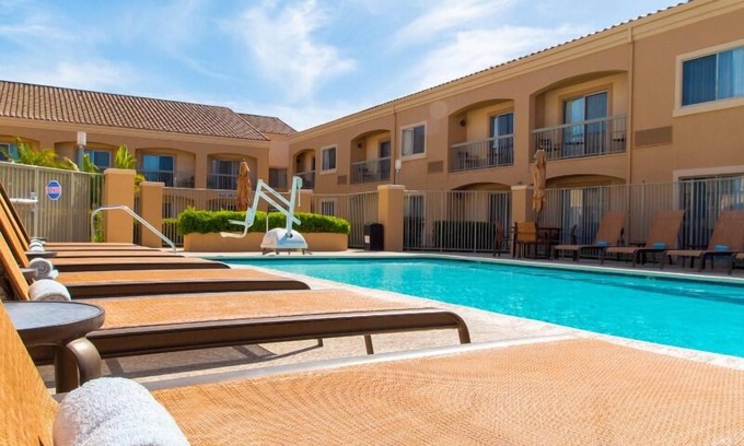 Camarillo Hotel | Indulge in Home-Like Comfort! 2 Comfortable Units, Near Camarillo Ranch House