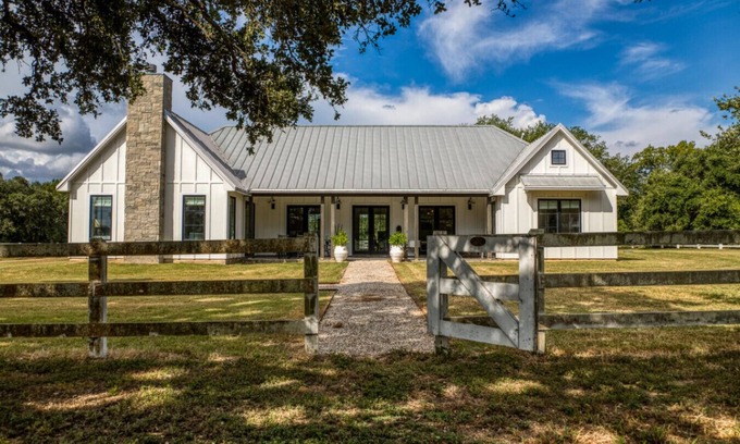 Round Top House | Indulge in Luxury & Tranquility at Modern Manor!