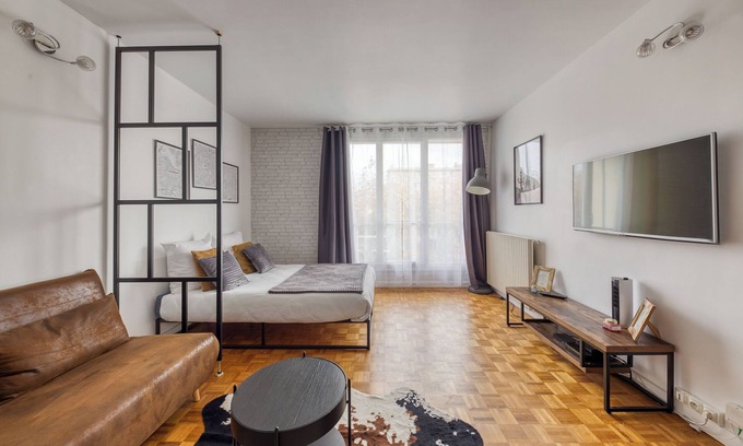 Saint-Mande Apartment | Industrial apartment in charming Saint-Mandé with Balcony and WiFi Near Metro 1