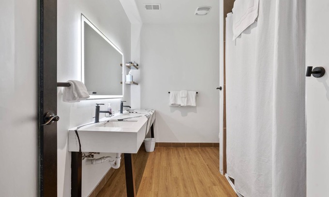 North Oakland Apartment | Industrial Loft 5 min to UPMC Shadyside CMU Pitt, sleeps 4