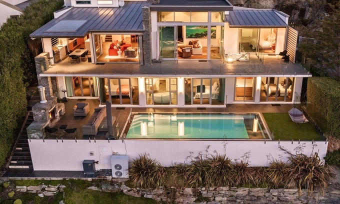 Kelvin Heights House | Infinity Heights - Infinity Pool with Lake View